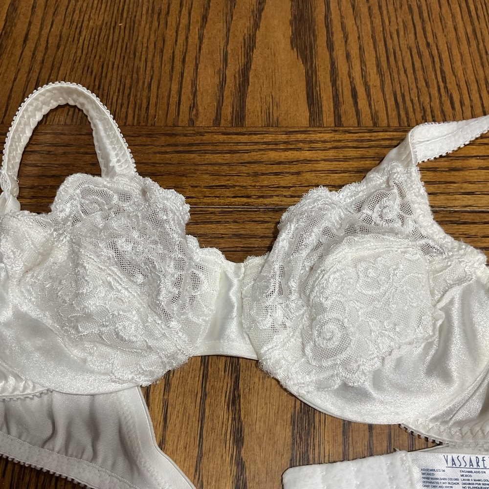 Vassarette Elegant White Lace Bra